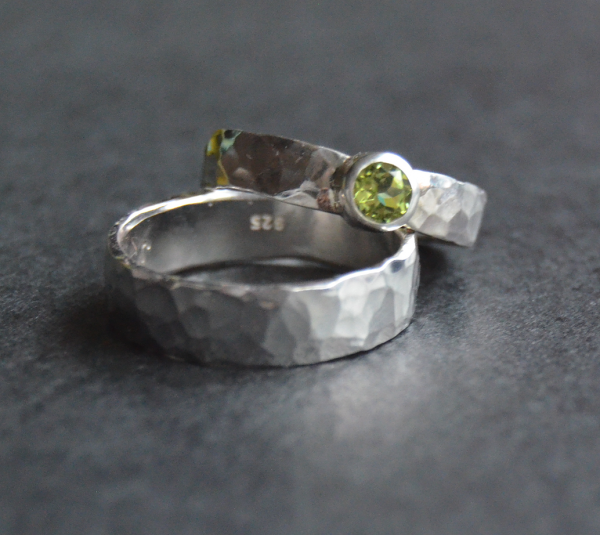 Ringpaar facetten 1x mit Peridot und 1x Silber pur (beide 925)